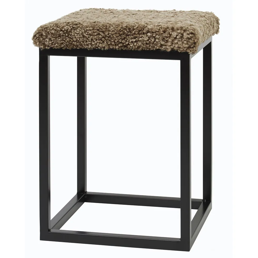 Skinnwille, Palle Hocker mit Schafsfell Sahara/Schwarz