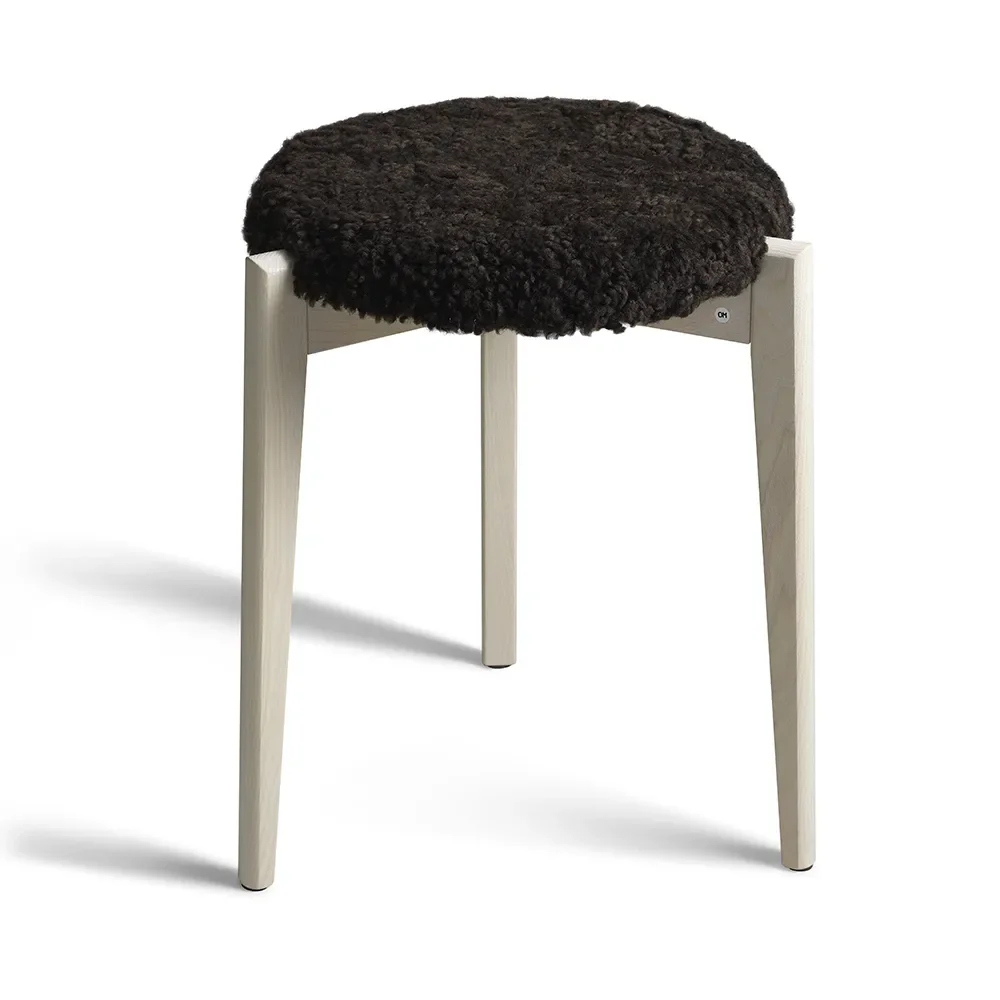 Oscarssons Möbel, Vinz Stool Weiß geölte Esche/Schafsfell Braun
