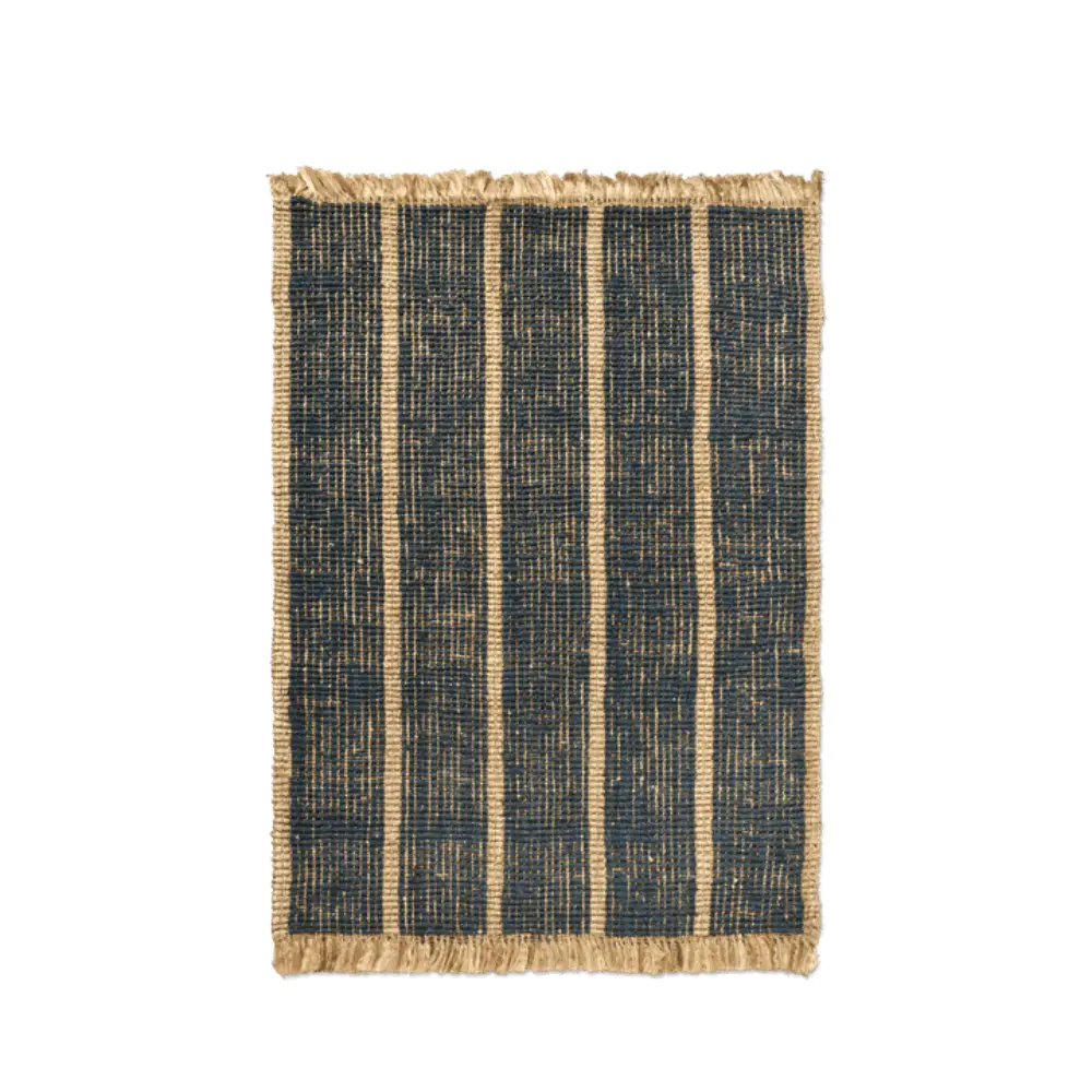 Ferm Living, Athens Handgewebter Juteteppich 140 x 200 cm – Natur/Tintenblau