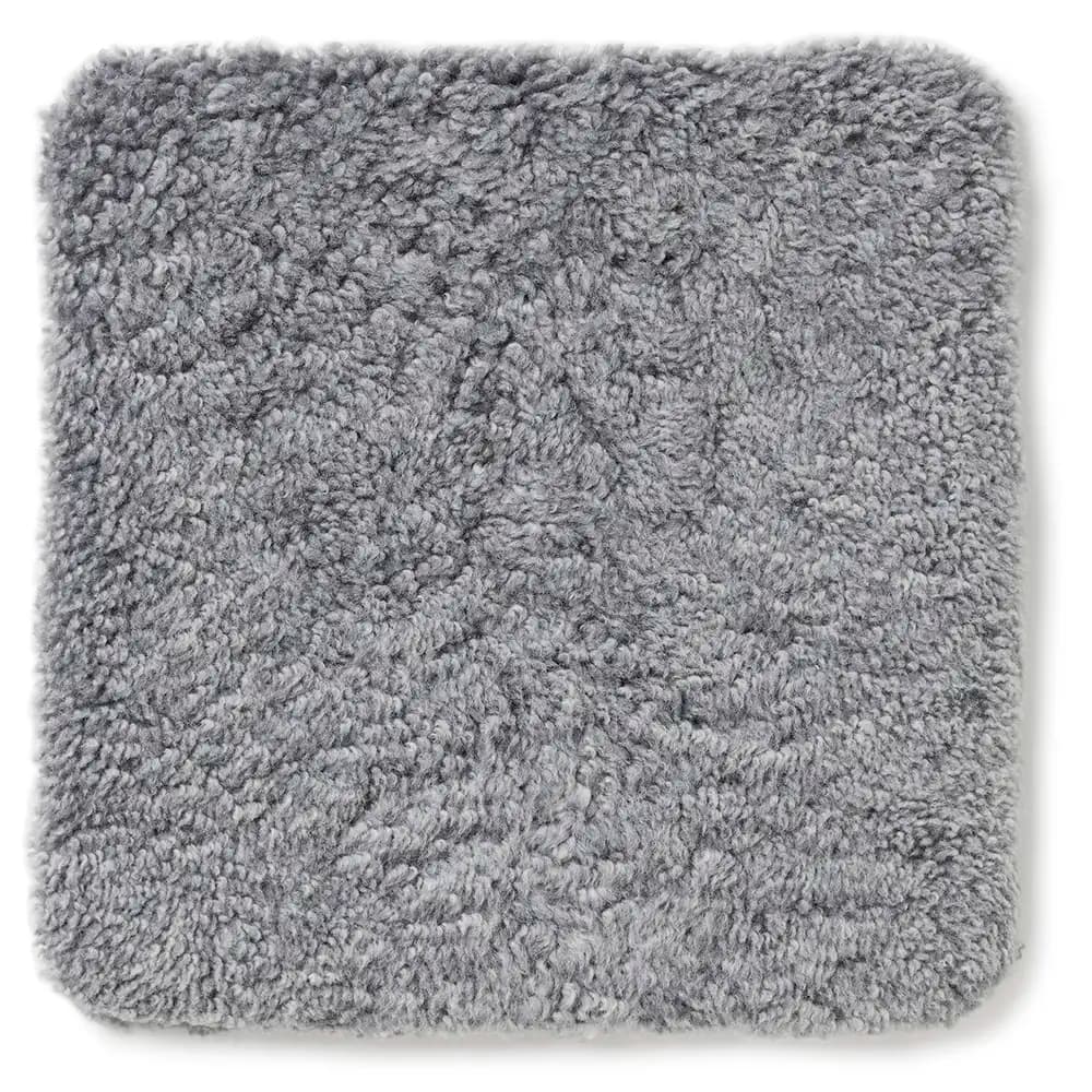 Skinnwille, Curly Schafsfell Sitzkissen 40x40 cm Holzkohle grau Silber