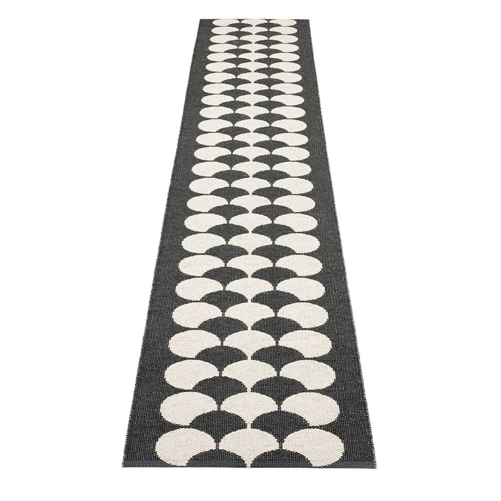 Pappelina, Poppy Black / Vanilla Teppich 70 x 350 cm