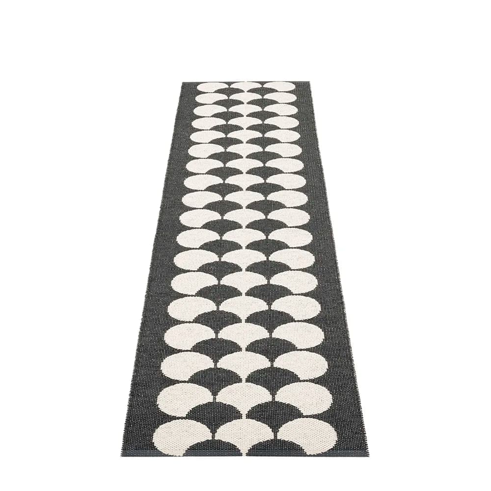 Pappelina, Poppy Black / Vanilla Teppich 70 x 250 cm